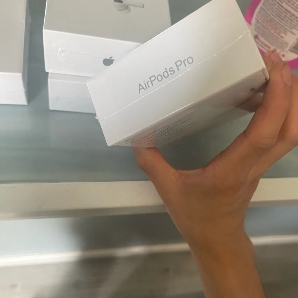Apple White AirPods Pro Wireless Earbuds with Silicone Tips